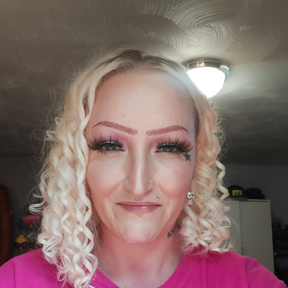 Meet your Posher, Cassie.just trying to get rid of things,prices are cheap - Picture 1 of 1